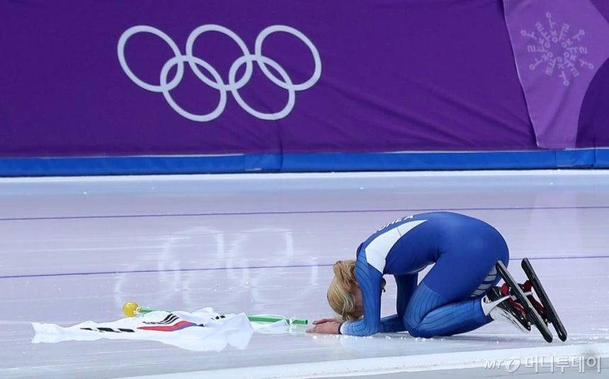 김보름이 '2018 평창동계올림픽' 여자 매스스타트 결승에서 은메달을 따낸 뒤 관중들에게 절을 하고 있다. / 사진=김창현 기자 chmt@