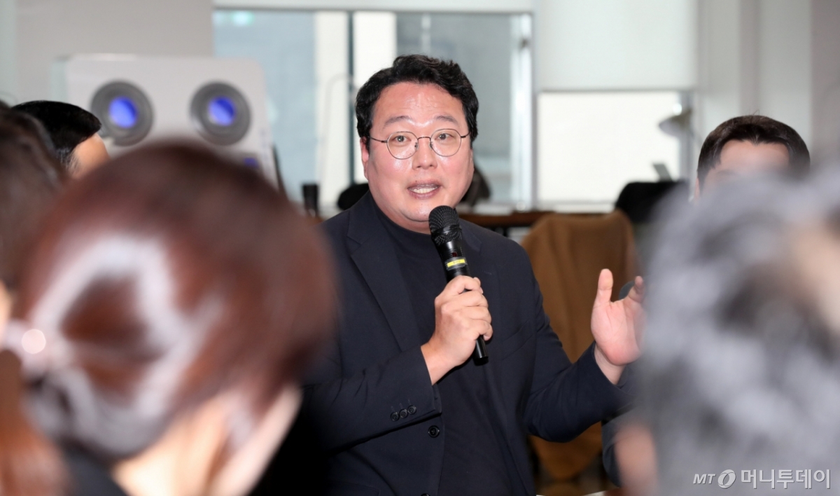 [제주=뉴시스] 우장호 기자 = 이준석 개혁신당 대표가 31일 오후 제주시 제주청년센터 5층에서 열린 '제주청년 일자리 생태계 라운드 테이블'에서 인사말을 하고 있다.   개혁신당 지도부는 병오년 새해인 1월1일 새벽에는 한라산에 등반하며, 오후에는 제주4·3평화공원을 방문해 참배할 예정이다. 2025.12.31. woo1223@newsis.com /사진=우장호