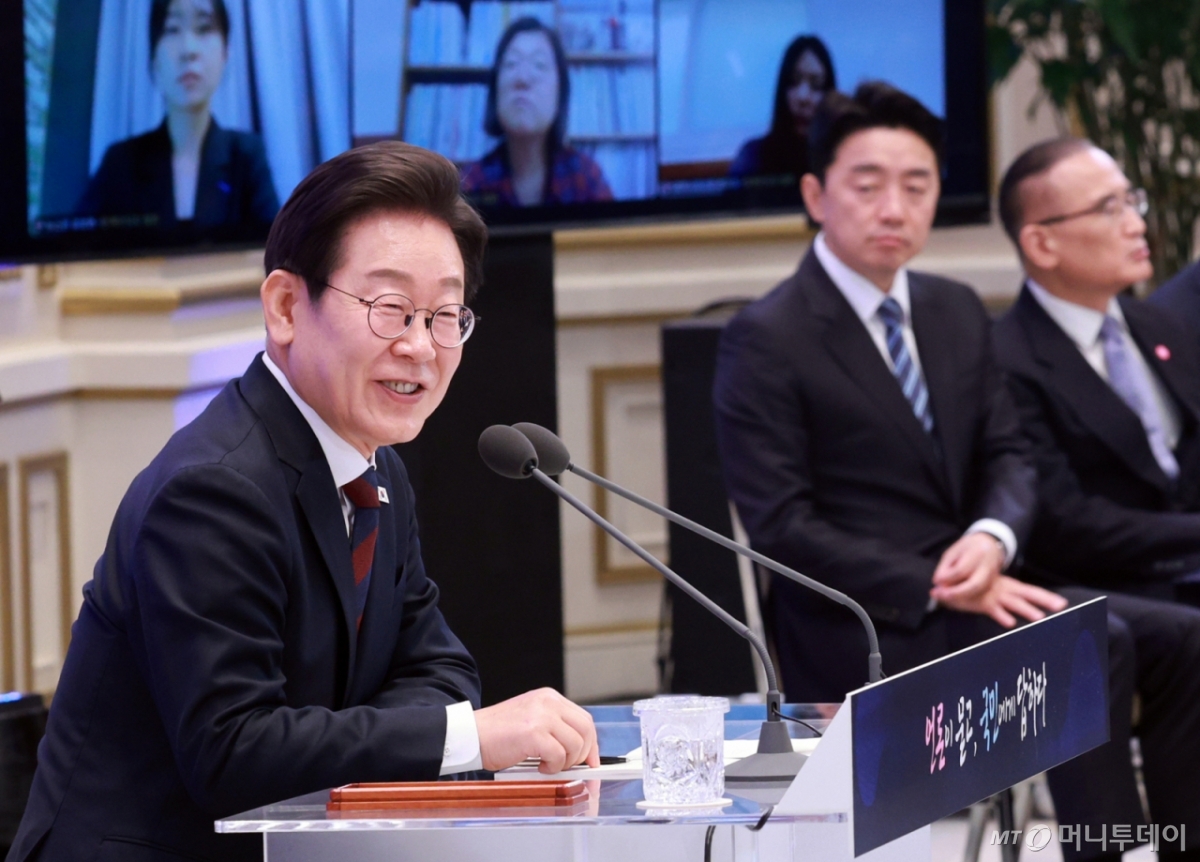 [서울=뉴시스] 고범준 기자 = 이재명 대통령이 3일 청와대 영빈관에서 열린 '대통령의 30일, 언론이 묻고 국민에게 답하다' 기자회견에서 기자들 질문에 답하고 있다. 2025.07.03. bjko@newsis.com /사진=고범준
