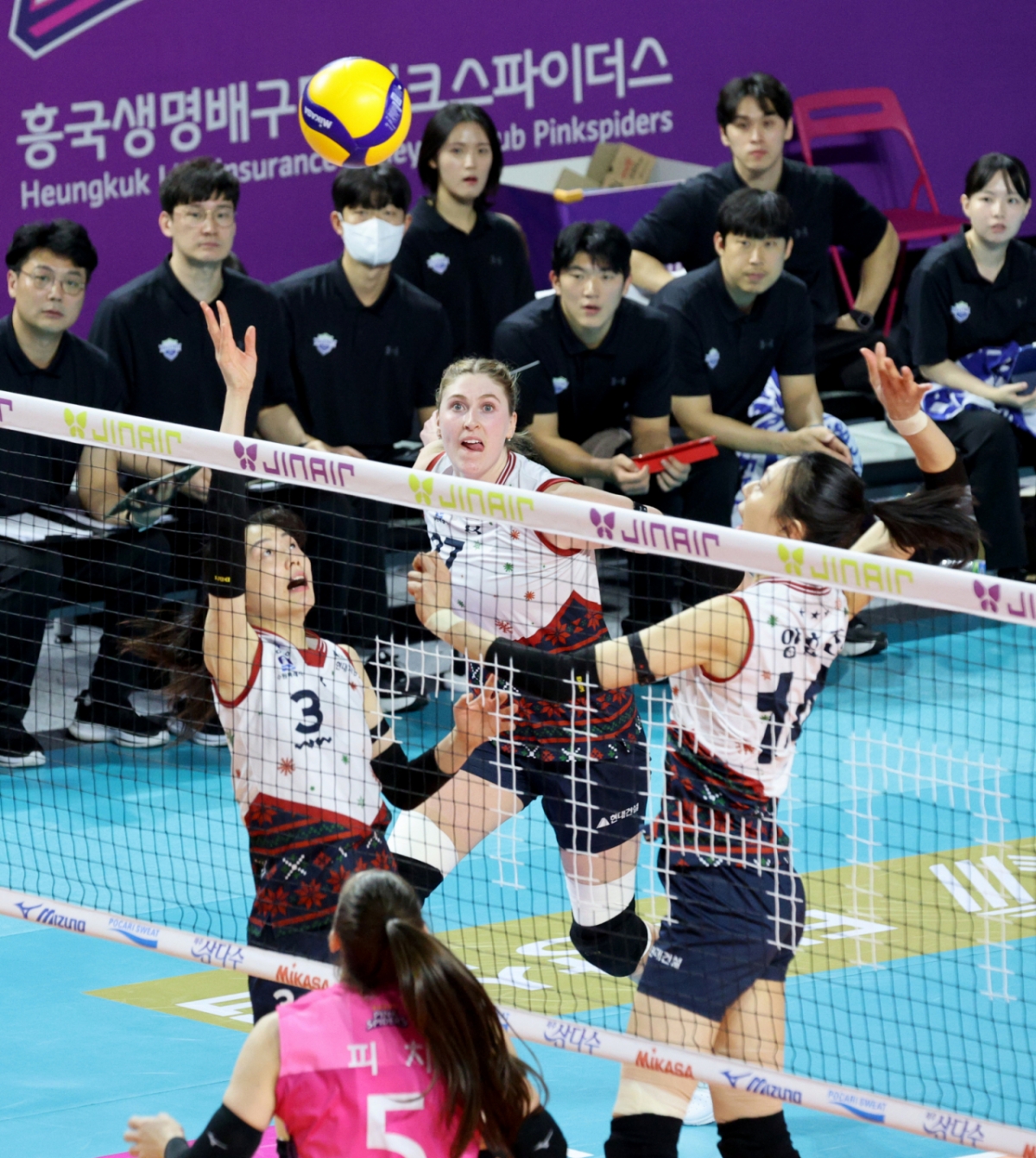 현대  양효진이 2025년 마지막날인 31일 인천삼산체육관에서 열린 2025-2026 진에어 V리그 여자부 현대건설과 흥국생명 경기에서 김다인 토스에 속공을 시도하고 있다. /사진=강영조 선임기자