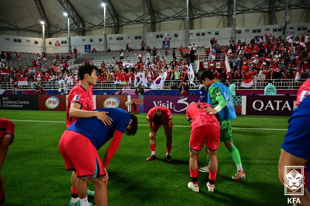 지난 2024 AFC U-23 아시안컵 8강 탈락으로 올림픽 본선 진출이 좌절된 뒤 아쉬워하고 있는 선수들. /사진=대한축구협회 제공