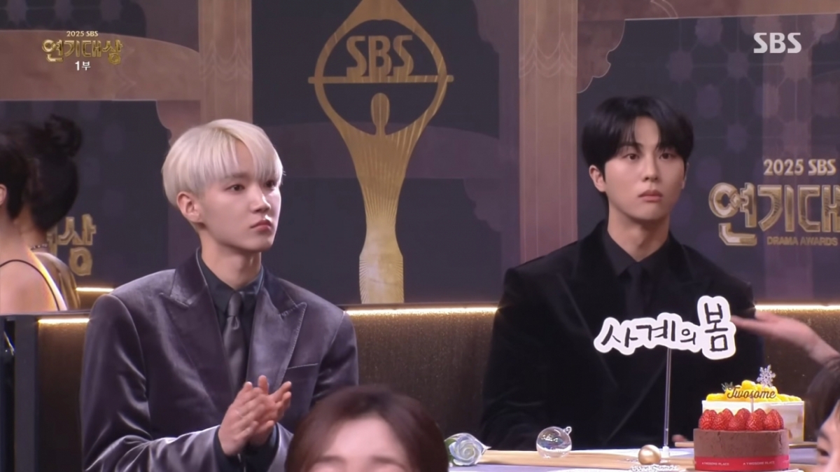 신인 연기상 남자 부문 수상자들이 어리둥절한 표정을 짓고 있다. /사진=SBS 연기대상 방송화면 캡처 