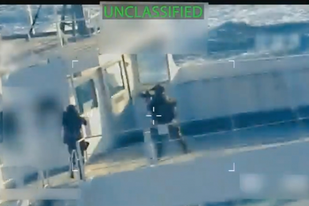 10일(현지 시간) 팸 본디 미국 법무부 장관의 엑스(X) 계정에 게시된 영상 이미지에 미군이 베네수엘라 연안에서 아시아로 향하는 것으로 추정되는 유조선을 나포하는 모습이 담겨 있다. /AP=뉴시스