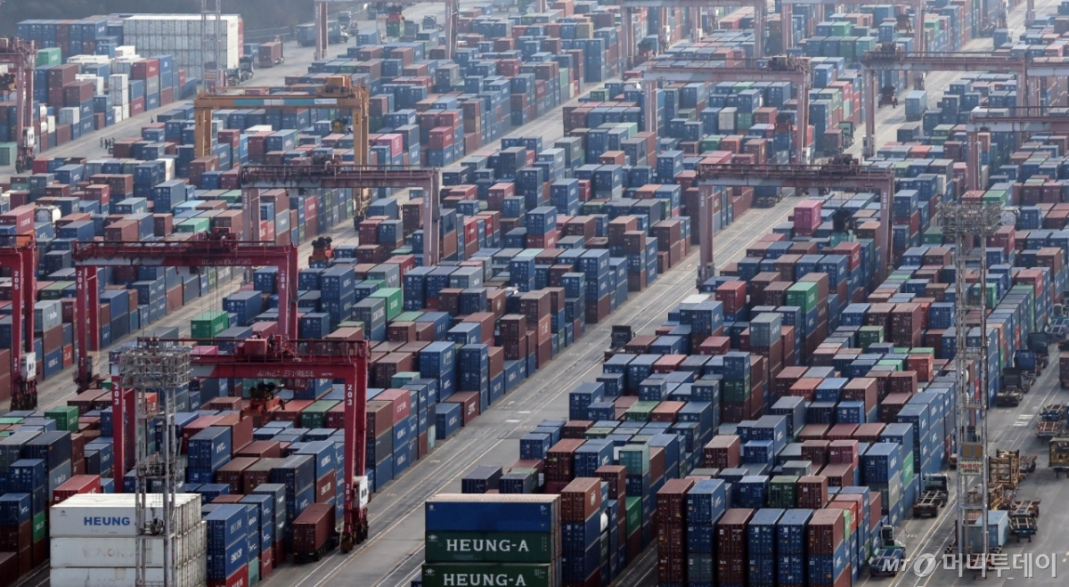 산업통상부와 관세청은 29일 오후 1시3분 기준으로 잠정 집계한 결과, 연간 누계 수출액이 7000억 달러를 달성했다고 밝혔다. 이는 전 세계에서 6번째 달성한 기록이다.   이날 오후 부산 남구 신선대 부두 야적장에 수출입 컨테이너가 쌓여 있다. 2025.12.29. /사진=뉴시스