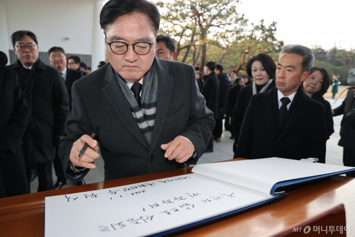 우원식 국회의장이 새해 첫 날인 1일 서울 동작구 국립서울현충원에서 현충탑 참배를 마친 후 방명록을 작성하고 있다./사진=뉴스1