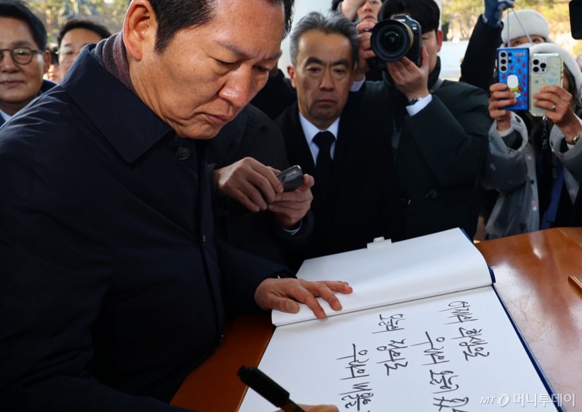  정청래 더불어민주당 대표가 2026년 새해 첫날인 1일 서울 동작구 국립서울현충원 참배 후 방명록을 작성하고 있다./사진=뉴시스