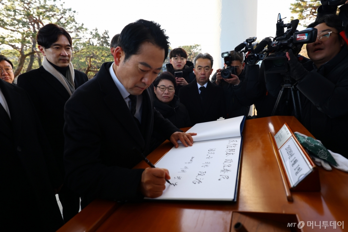 장동혁 국민의힘 대표가 2026년 새해 첫날인 1일 서울 동작구 국립서울현충원 참배를 마친 후 방명록을 작성하고 있다./사진=뉴시스