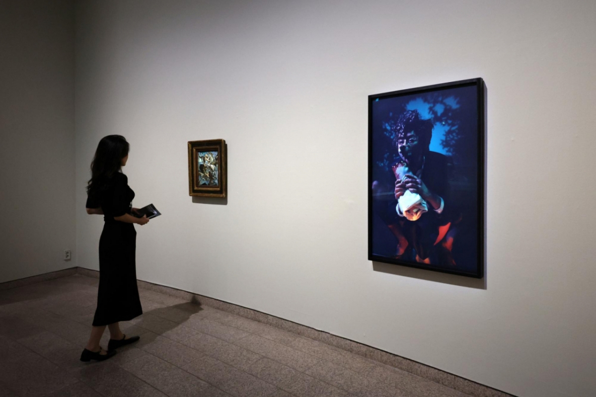  국립현대미술관은 지난 9월 30일 경기 국립현대미술관 과천에서 MMCA 해외 명작 소장품전 '수련과 샹들리에' 언론공개회를 갖고 사진작가 신디 셔먼(Cindy Sherman)의 작품 '무제'(오른쪽)를 선보이고 있다. / 사진 = 뉴시스