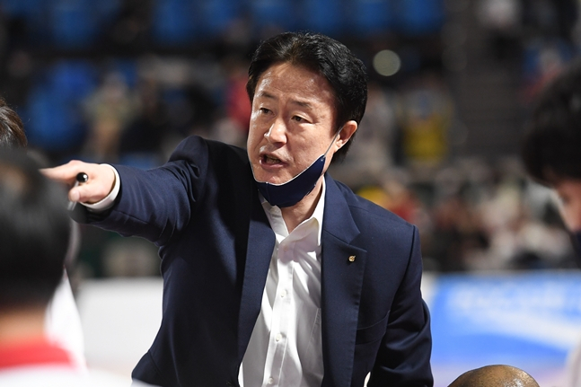 강을준 전 감독의 모습. /사진=KBL