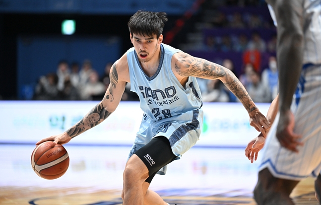 돌파를 시도하는 켐바오. /사진=KBL