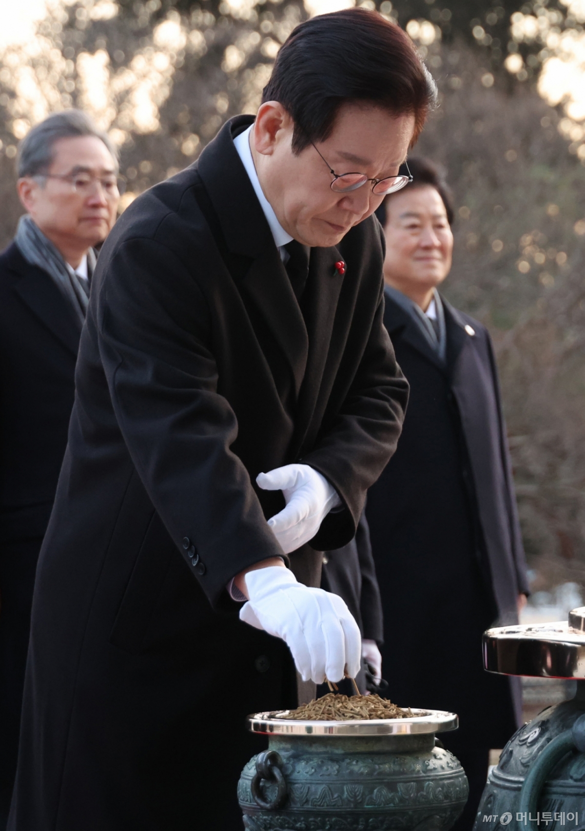 [서울=뉴시스] 고범준 기자 = 이재명 대통령이 새해 첫 날 1일 서울 동작구 국립서울현충원 현충탑에 참배하며 분향하고 있다. (청와대통신사진기자단) 2026.01.01. bjko@newsis.com /사진=