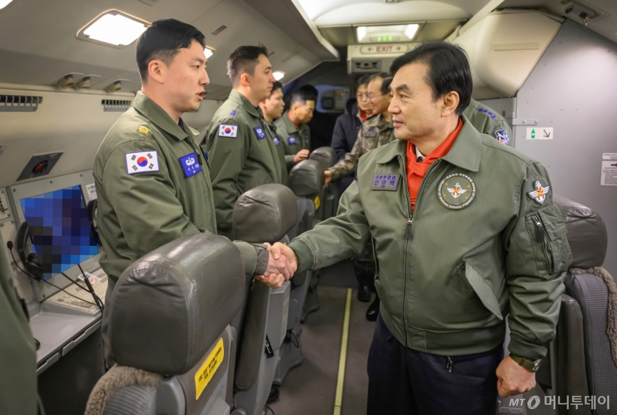 (서울=뉴스1) = 새해 첫 날인 1일 오전 안규백 국방부장관이 '하늘의 지휘소' 공군 항공통제기(E-737)에 탑승하여 항공통제사를 격려하고 있다.  (국방부 제공. 재판매 및 DB 금지) 2026.1.1/뉴스1  Copyright © 뉴스1. All rights reserved. 무단 전재 및 재배포,  AI학습 이용 금지. 