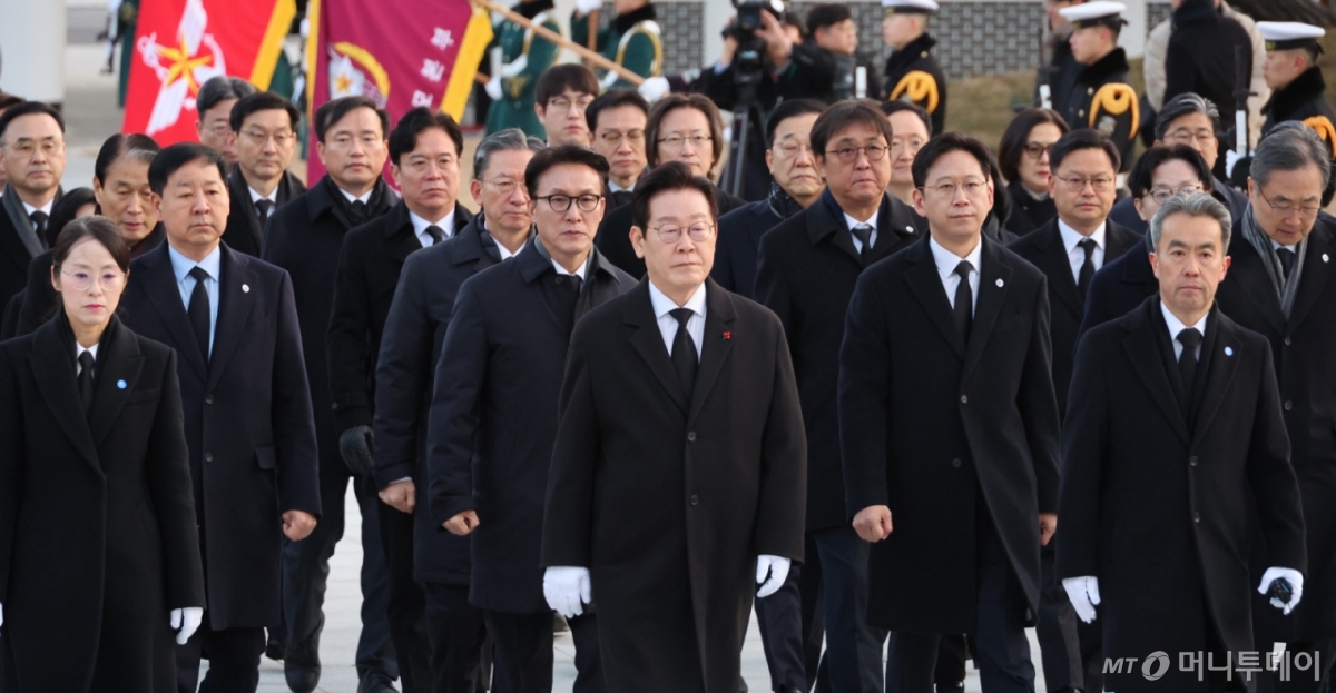 [서울=뉴시스] 고범준 기자 = 이재명 대통령이 새해 첫 날인 1일 서울 동작구 국립서울현충원 현충탑 참배를 위해 들어서고 있다. (청와대통신사진기자단) 2026.01.01. bjko@newsis.com /사진=