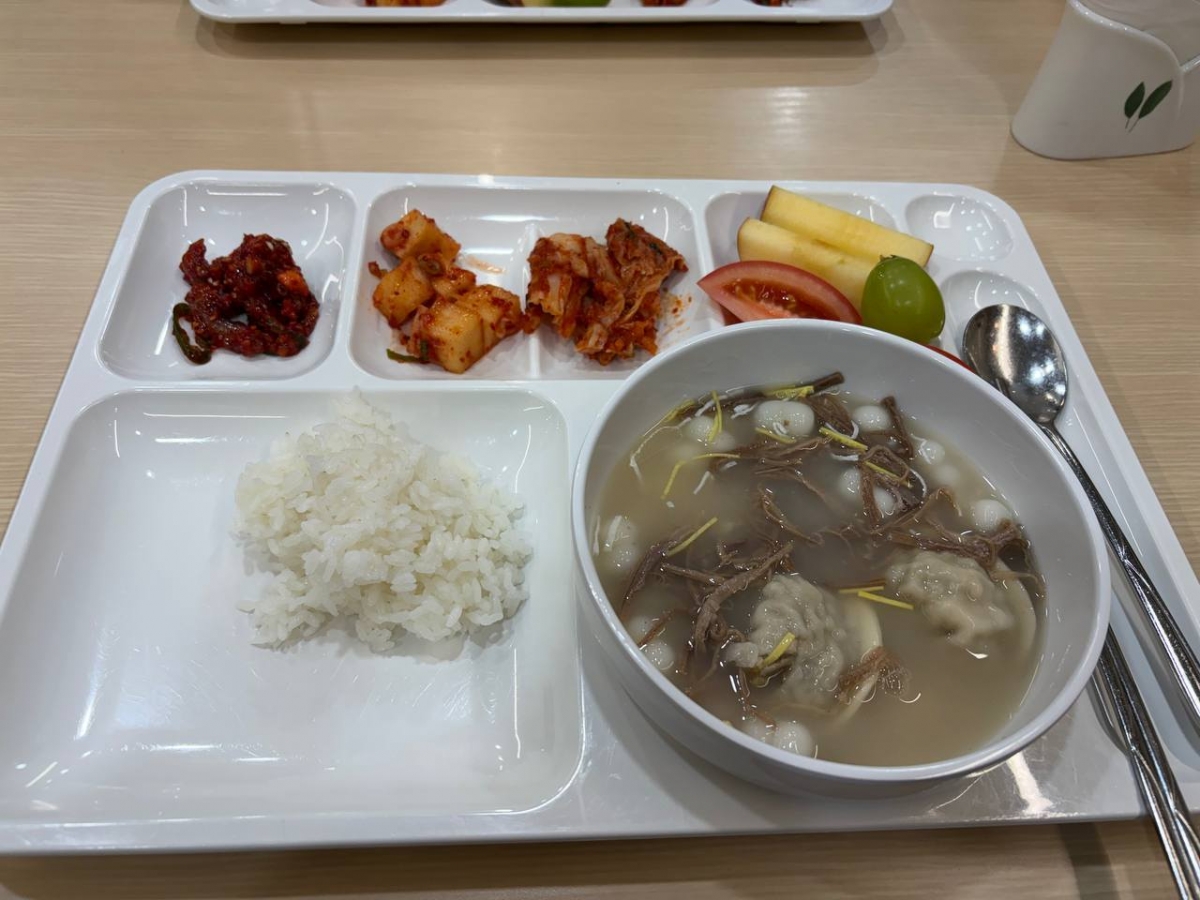 1일 청와대 직원식당에서 제공한 떡국 조찬. / 사진=강훈식 대통령비서실장 소셜미디어(SNS).