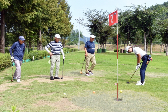 ▲지난 9월 16일부터 19일까지 나흘간 진행된 ‘2025 화천 산천어 전국 파크골프 페스티벌’에 참가한 일본 선수단의 모습/사진제공=화천군