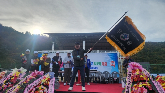 ▲오경택 화천군 파크골프협회장이 지난 10월 18~19일 태백에서 열린 ‘강원특별자치도파크골프협회장기 및 지도자 파크골프대회’ 종합우승을 기념하며 우승기를 흔들고 있다./사진제공=화천군 파크골프협회