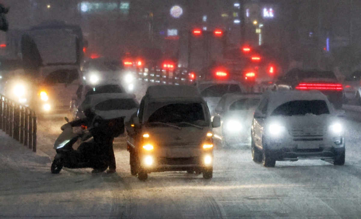 지난해 12월4일 서울·인천·경기·강원 대설주의보가 발효됐다. 서울 중구 도심 도로에서 한 운전자가 오토바이를 끌고가고 모습. /사진=뉴시스.