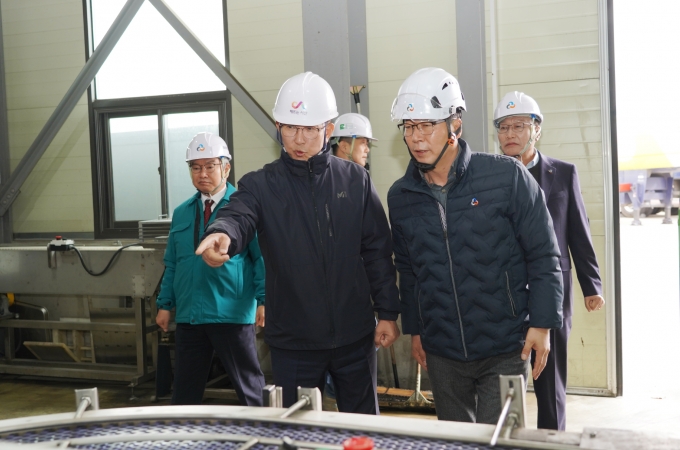 ▲지난해 11월 17일 이완섭 서산시장이 대산 지역의 화학기업인 태경케미칼㈜을 방문했다./사진제공=서산시