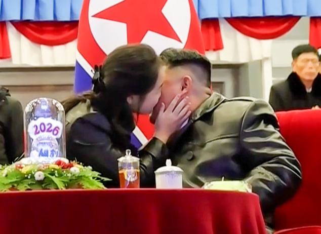 새해 카운트다운 이후 김정은 북한 노동당 총비서 겸 국무위원장의 볼에 입을 맞추는 딸 김주애. /사진=조선중앙TV 갈무리