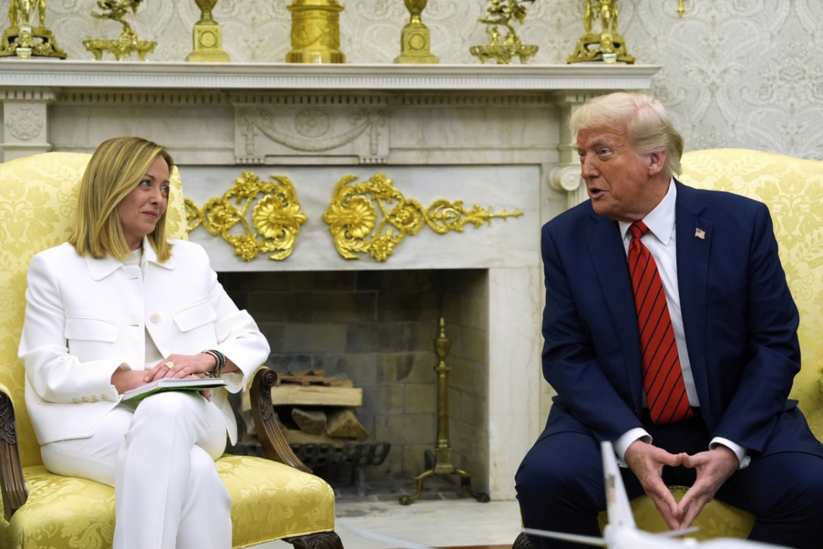 도널드 트럼프 미국 대통령(오른쪽)과 조르자 멜로니 이탈리아 총리가 2025년 4월17일(현지시간) 백악관 집무실에서 회담하고 있다. /AP=뉴시스 