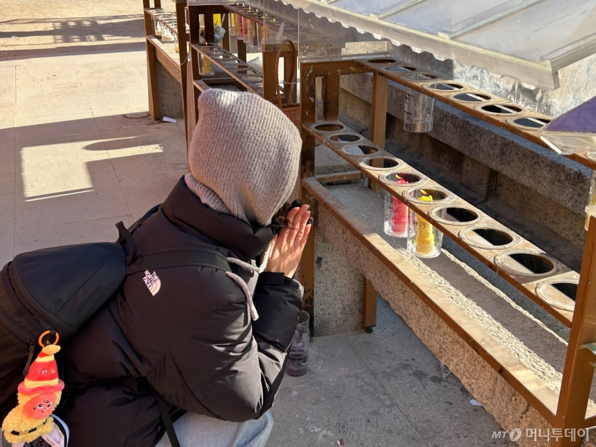 2일 오전 자신과 어머니의 띠인 '양'과 '뱀' 모양의 초에 소원을 비는 김상란씨(35)의 모습. /사진=김지현 기자.