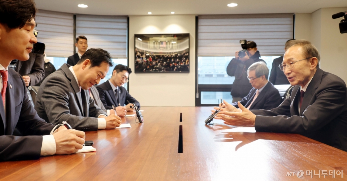 (서울=뉴스1) 국회사진기자단 = 장동혁 국민의힘 대표가 2일 서울 서초구 영포빌딩에서 이명박 전 대통령을 예방, 외연 확장 등 당 운영 방안과 지방선거 전략에 관한 조언을 듣고 있다. 2026.1.2/뉴스1  Copyright © 뉴스1. All rights reserved. 무단 전재 및 재배포,  AI학습 이용 금지. /사진=(서울=뉴스1) 국회사진기자단