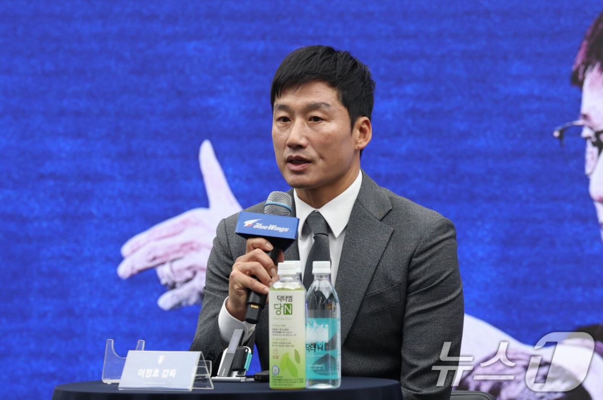 이정효 감독이 수원 취임 기자회견에서 마이크를 잡고 발언하고 있다. /사진=뉴스1