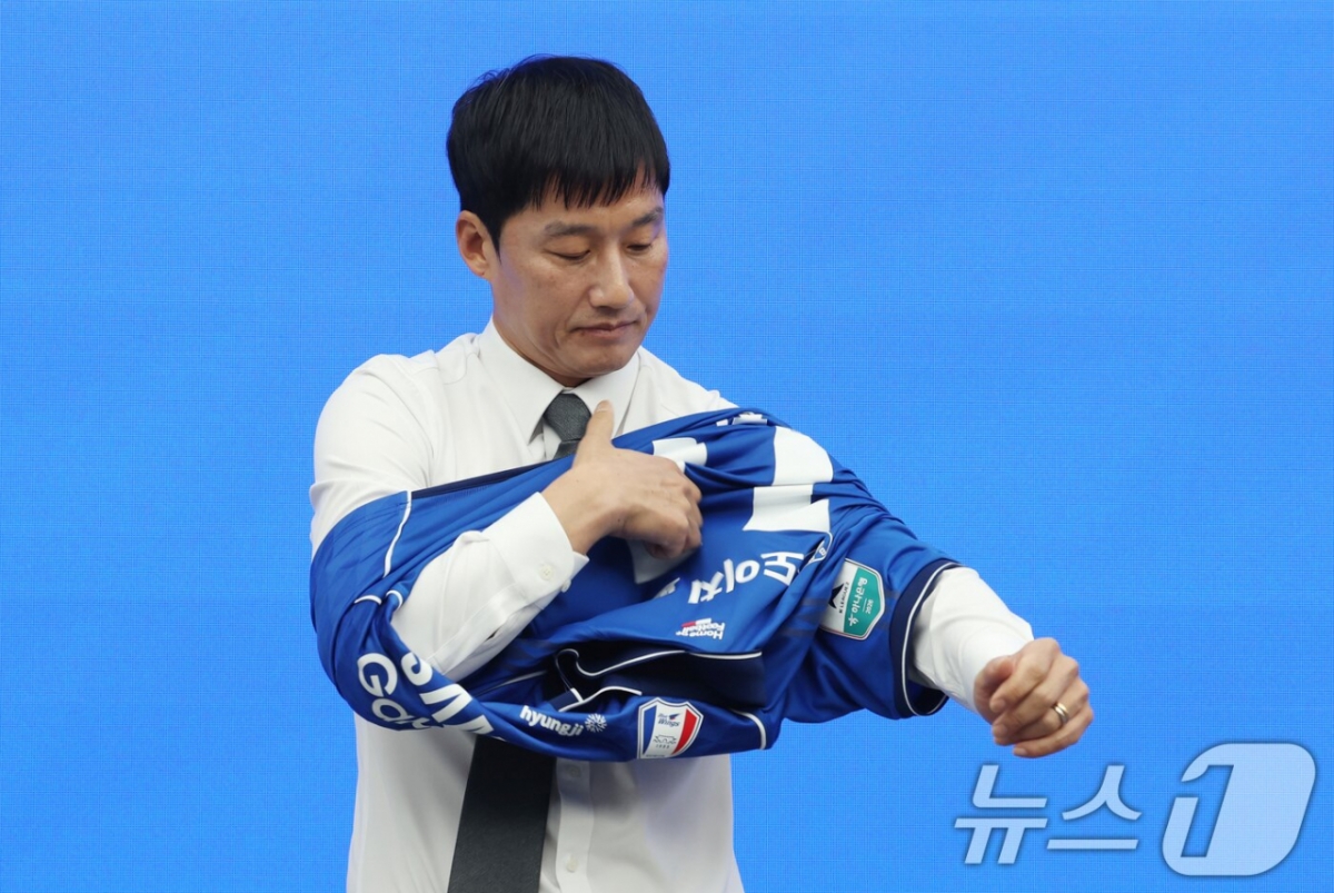 수원 유니폼을 입는 이정효 감독. /사진=뉴스1