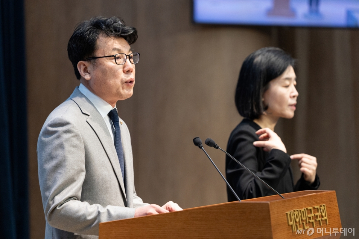 (서울=뉴스1) 이승배 기자 = 진성준 더불어민주당 의원이 31일 서울 여의도 국회 소통관에서 원내대표 선거 출마 기자회견을 하고 있다. 2025.12.31/뉴스1  Copyright © 뉴스1. All rights reserved. 무단 전재 및 재배포,  AI학습 이용 금지. /사진=(서울=뉴스1) 이승배 기자