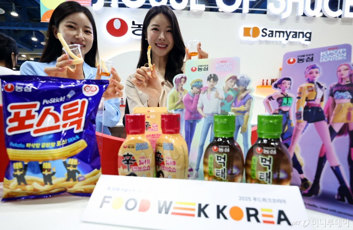 [서울=뉴시스] 최진석 기자 = 29일 서울 강남구 코엑스에서 열린 '2025 푸드위크 코리아'를 찾은 관람객들이 케이팝데몬헌터스와 콜라보한 제품들을 살펴보고 있다. 2025.10.29. myjs@newsis.com /사진=최진석