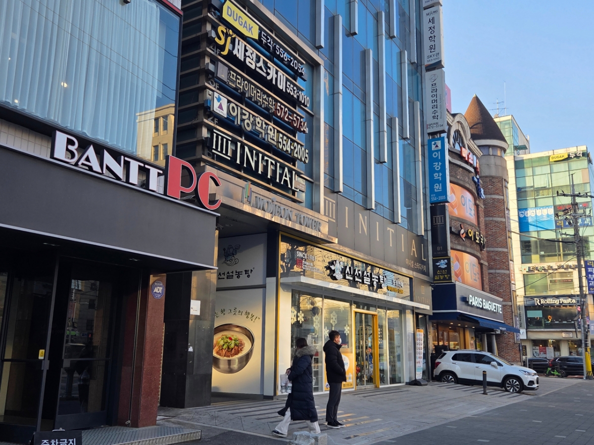 2일 오전 서울 강남구 대치동의 한 상가 건물 모습. 간판엔 각종 학원 이름이 붙었다./사진=김서현 기자.