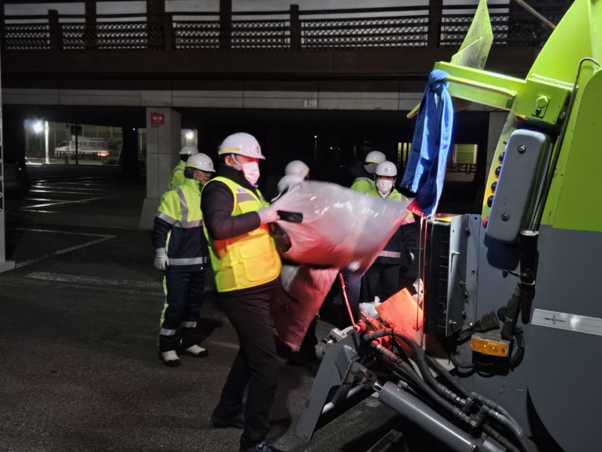 조용익 부천시장이 2일 새벽 환경미화원들과 함께 쓰레기 수거 작업을 했다./사진제공=부천시