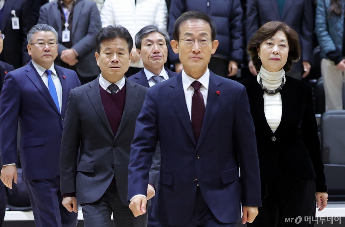 [서울-뉴시스] 홍효식 기자 = 김호철 감사원장이 2일 서울 종로구 감사원 제1별관에서 열린 취임식에 참석하고 있다. 맨 왼쪽은 유병호 감사위원. 2026.01.02. yesphoto@newsis.com /사진=홍효식