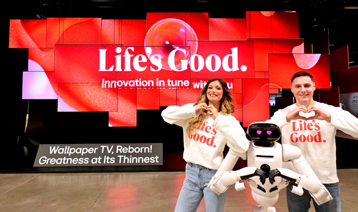 LG전자 전시관 입구에는 초슬림·초밀착 무선 월페이퍼 TV ‘LG 올레드 에보 AI W6’ 38대가 천장에 매달려 연출된 초대형 오브제가 관람객들을 맞이한다. 홈 로봇 'LG 클로이드'와 모델들이 초대형 오브제 앞에서 다양한 포즈를 취하고 있다. /사진제공=LG전자