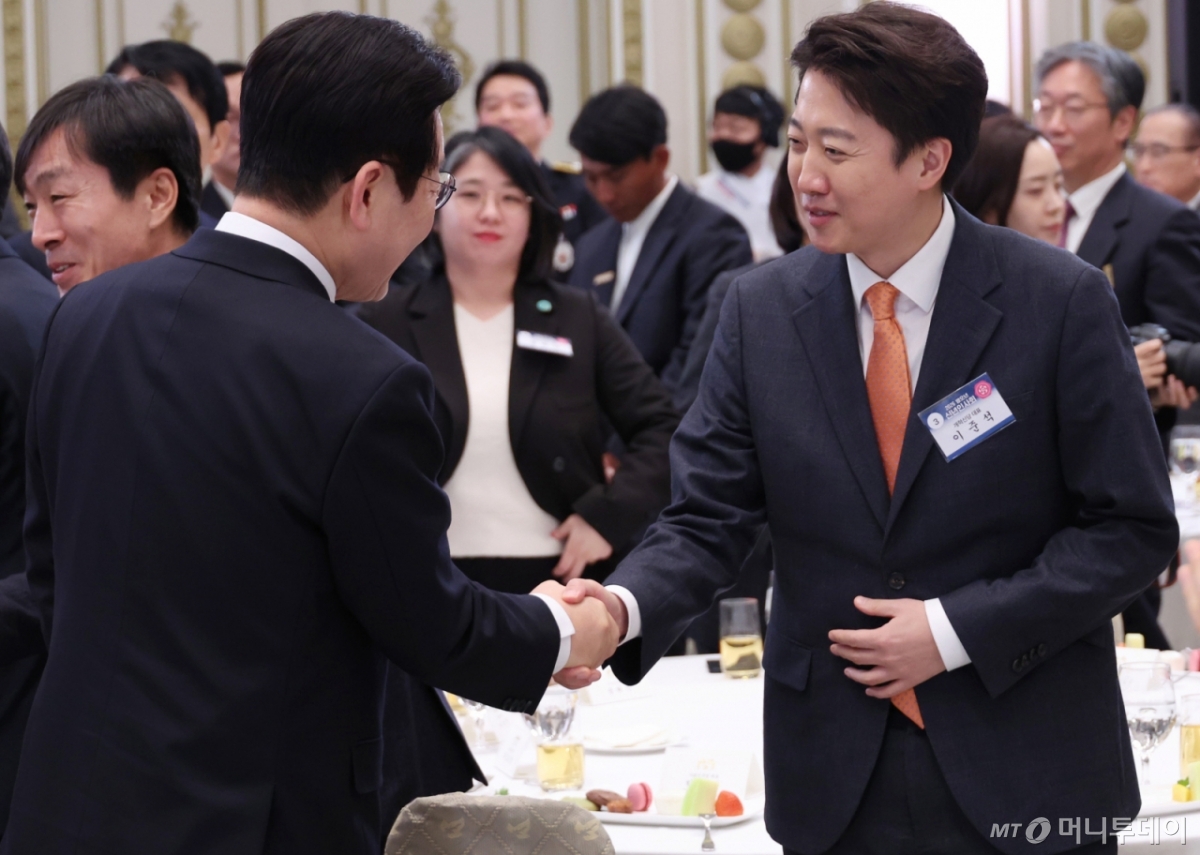 [서울=뉴시스] 고범준 기자 = 이재명 대통령이 2일 청와대 영빈관에서 열린 2026년 신년인사회에 입장하며 이준석 개혁신당 대표와 악수하고 있다. (청와대통신사진기자단) 2026.01.02. bjko@newsis.com /사진=