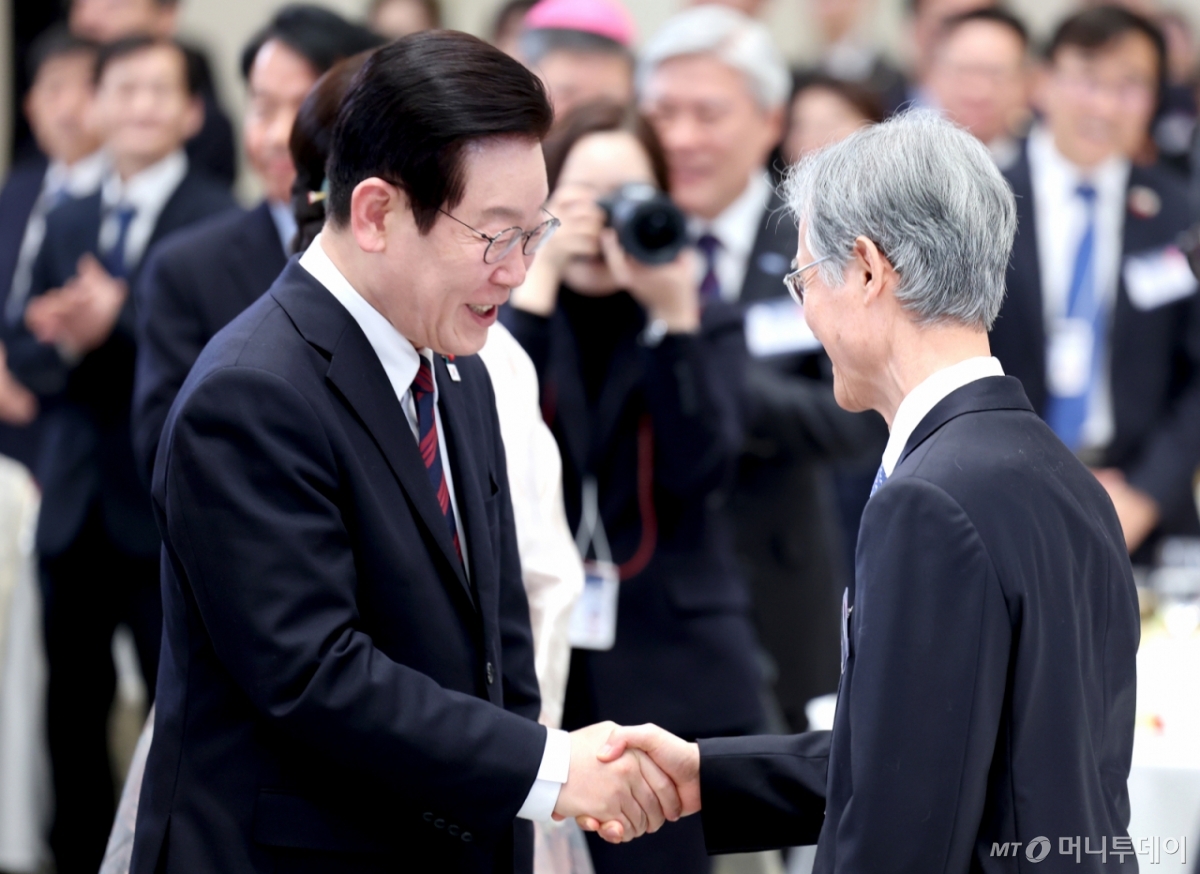 [서울=뉴시스] 고범준 기자 = 이재명 대통령이 2일 청와대 영빈관에서 열린 2026년 신년인사회에 입장하며 조희대 대법원장과 악수하고 있다. (청와대통신사진기자단) 2026.01.02. bjko@newsis.com /사진=