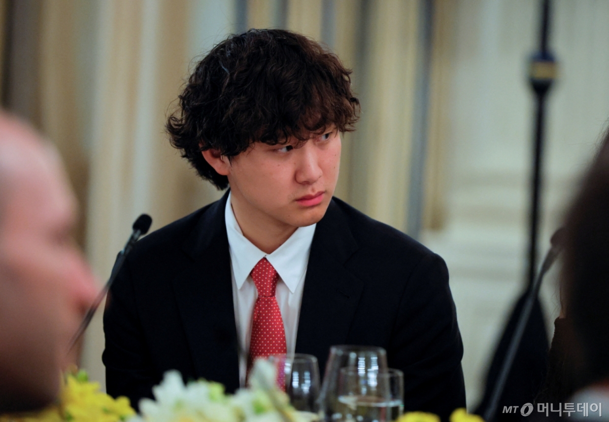 (워싱턴 로이터=뉴스1) 강민경 기자 = 스케일AI 공동창업자 알렉산드르 왕이 지난 9월 4일 백악관에서 열린 만찬에 참석해 도널드 트럼프 미국 대통령의 연설을 듣고 있다. 2025.9.4  ⓒ 로이터=뉴스1  Copyright © 뉴스1. All rights reserved. 무단 전재 및 재배포,  AI학습 이용 금지. /사진=(워싱턴 로이터=뉴스1) 강민경 기자