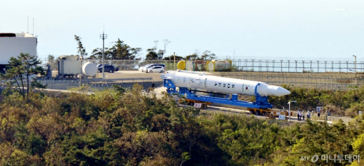전남 고흥 나로우주센터의 모습. 사진은 나호로 3차 발사를 앞두고 전남 고흥군 나로우주센터에서 나로호가 발사대로 이동하는 모습. /사진=한국항공우주연구원 