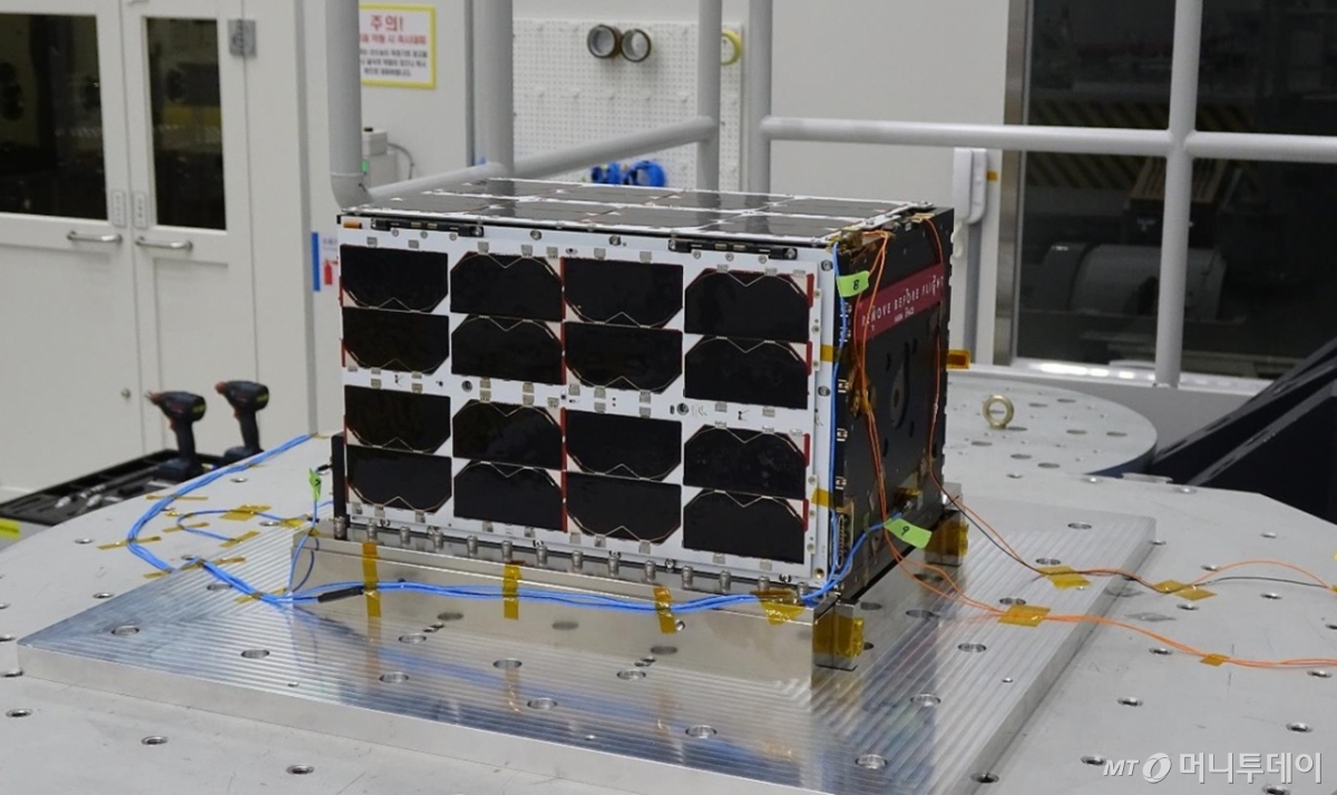 NASA 아르테미스 2호에 탑재돼 발사될 큐브위성(K-RadCube). 우주항공청은 지난해 5월  NASA와 큐브위성 ‘K-RadCube’를 2026년 아르테미스 2호에 공동 탑재하기 위한 이행약정을 체결했다. 위성은 우주 방사선 측정을 통해 향후 유인 우주임무 상의 피폭 위험 수준을 살피게 되며, 수집된 데이터는 국제적으로 공개된다.  /사진=우주항공청