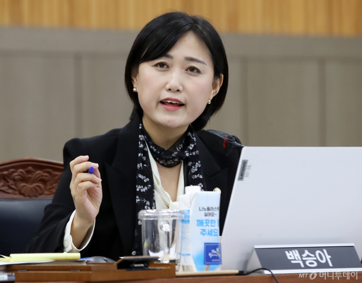 (창원=뉴스1) 윤일지 기자 = 백승아 더불어민주당 의원이 23일 경남 창원 성산구 경남교육청에서 열린 국회 교육위원회의 경남·울산·부산교육청에 대한 국정감사에서 증인으로 출석한 현임숙 브니엘예고 교장에게 브니옐예고 학생 사망 사건과 관련한 질의를 하고 있다. 2025.10.23/뉴스1  Copyright © 뉴스1. All rights reserved. 무단 전재 및 재배포,  AI학습 이용 금지. /사진=(창원=뉴스1) 윤일지 기자