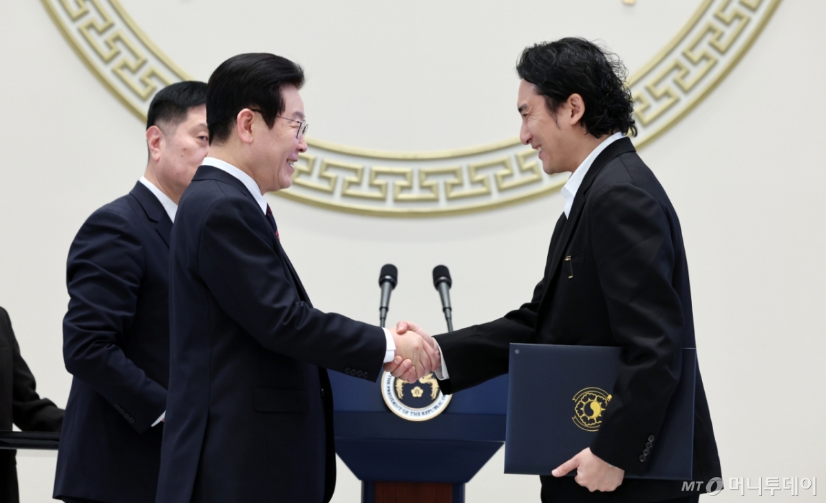 (서울=뉴스1) 이재명 기자 = 이재명 대통령이 2일 청와대 영빈관에서 열린 2026년 신년 인사회에서 신우석 돌고래유괴단 감독에게 국민훈장 목련장을 수여하고 있다. 2026.1.2/뉴스1  Copyright © 뉴스1. All rights reserved. 무단 전재 및 재배포,  AI학습 이용 금지. /사진=(서울=뉴스1) 이재명 기자