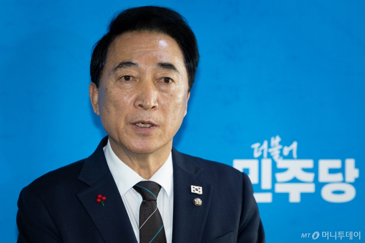 (서울=뉴스1) 유승관 기자 = 박수현 더불어민주당 수석대변인이 30일 서울 여의도 국회에서 열린 비공개 긴급 최고위원회의 결과를 브리핑하고 있다. 2025.12.30/뉴스1  Copyright © 뉴스1. All rights reserved. 무단 전재 및 재배포,  AI학습 이용 금지. /사진=(서울=뉴스1) 유승관 기자