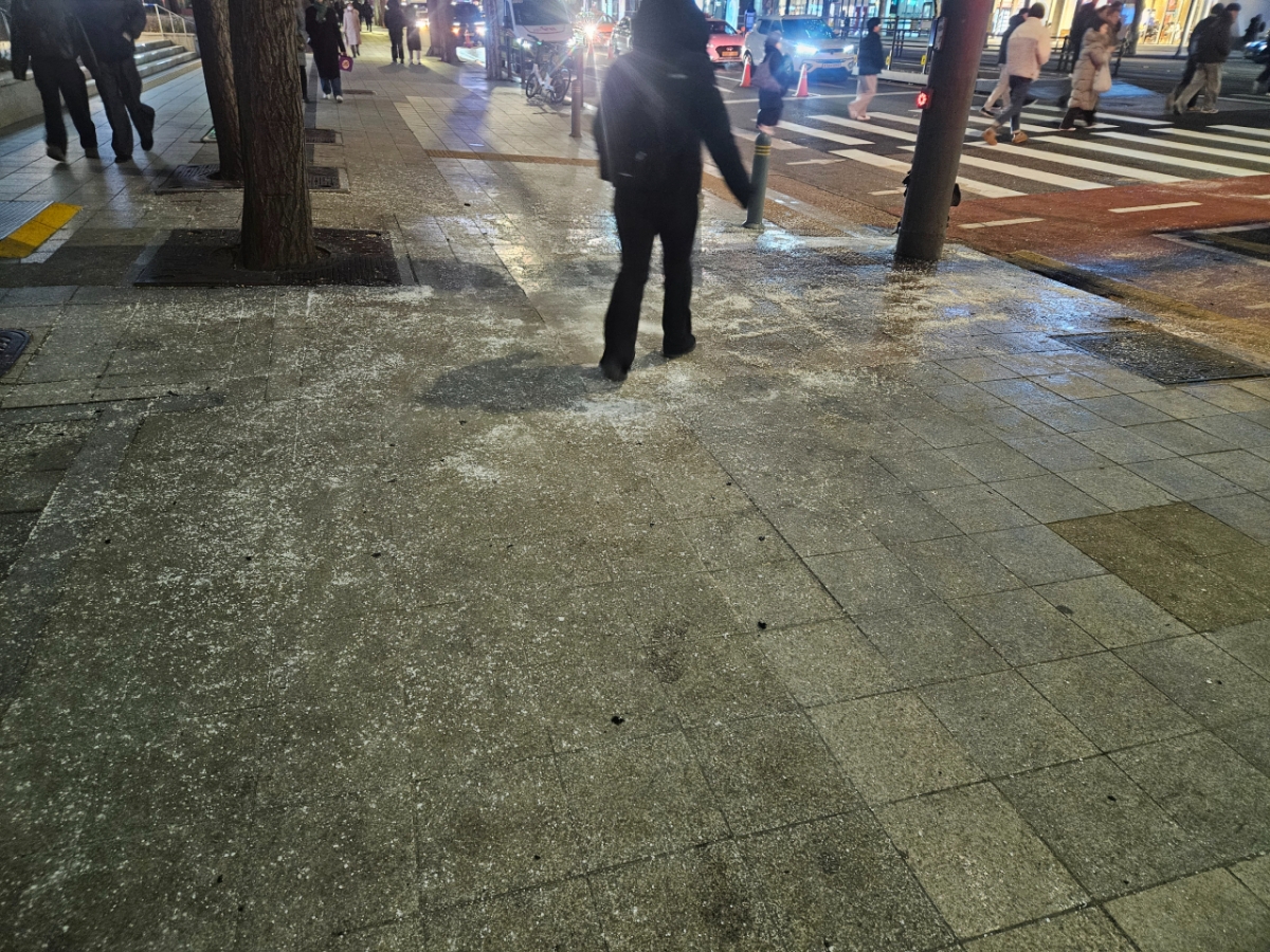 2일 오후 서울 종로구 종각역 인근 사고 현장. 인도엔 사고로 인한 유리 파편이 흩어진 모습이었다./사진=박상혁 기자.