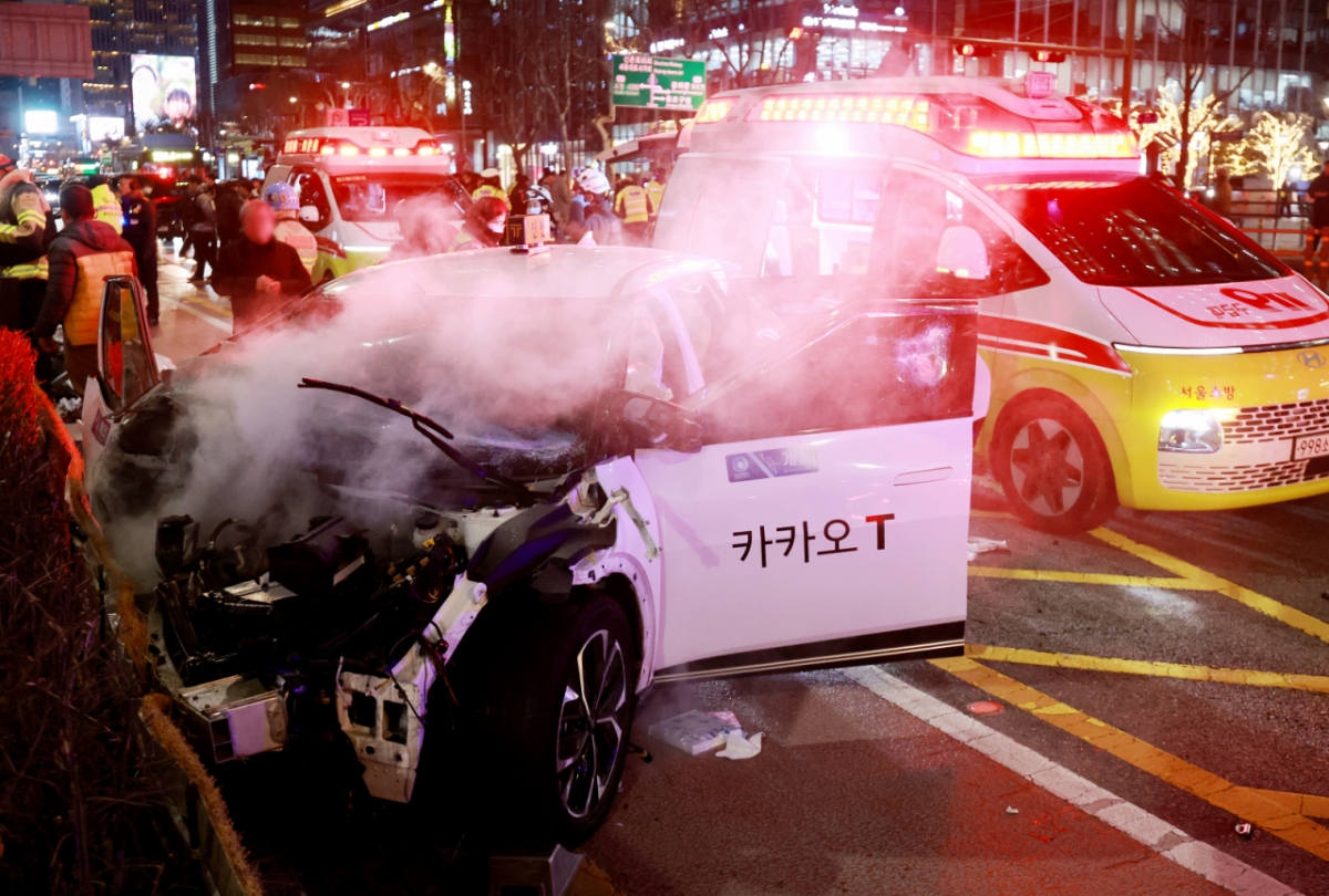 2일 오후 6시쯤 서울 지하철 1호선 종각역 인근에서 택시가 인도로 돌진해 횡단보도에서 신호 대기 중이던 시민들을 들이받는 사고가 발생했다. /사진=뉴스1.