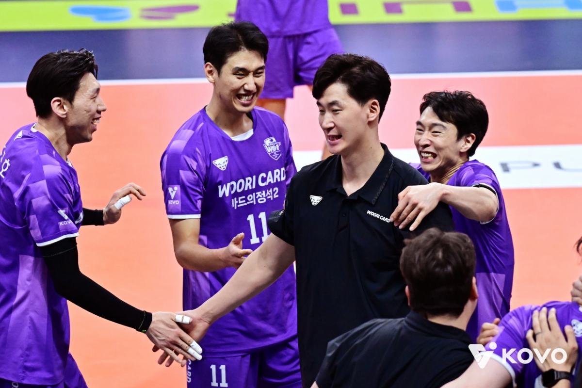 박철우 우리카드 감독대행이 2일 부산강서체육관에서 열린 OK저축은행전에서 데뷔전 데뷔승을 거둔 뒤 선수들의 축하를 받고 있다. /사진=한국배구연맹 제공