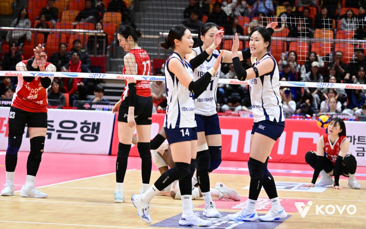 희비가 엇갈린 IBK기업은행 선수들과 페퍼저축은행 선수들. /사진=한국배구연맹 제공