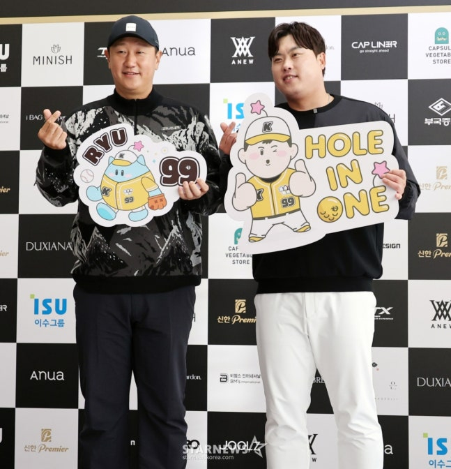 지난해 11월 12일 '류현진 자선골프대회'에 참가한 이대호(왼쪽). /사진=강영조 선임기자