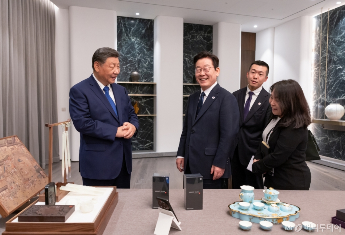 [서울=뉴시스] 이재명 대통령과 시진핑 중국 국가주석이 1일 경북 소노캄 경주 그랜드볼룸에서 정상회담에 앞서 이 대통령은 시 주석에게 최고급 바둑판 세트와 나전칠기 쟁반을, 시 주석은 이 대통령에게 샤오미 스마트폰과 문방사우 세트를 선물했다. (사진=대통령실 제공) 2025.11.02. photo@newsis.com *재판매 및 DB 금지 /사진=