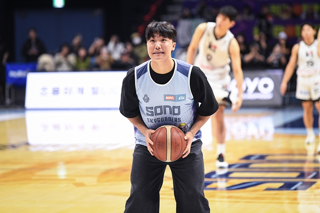 시투하는 정우주의 모습. /사진=KBL