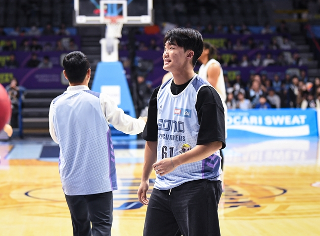 3차례 시구 실패 이후 아쉬워하는 정우주. /사진=KBL